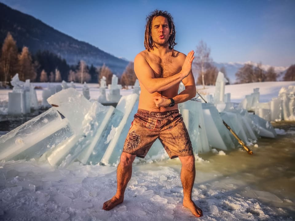 Daniel Fetzy Fetz macht eine Atemübung vor großen Eisblöcken
