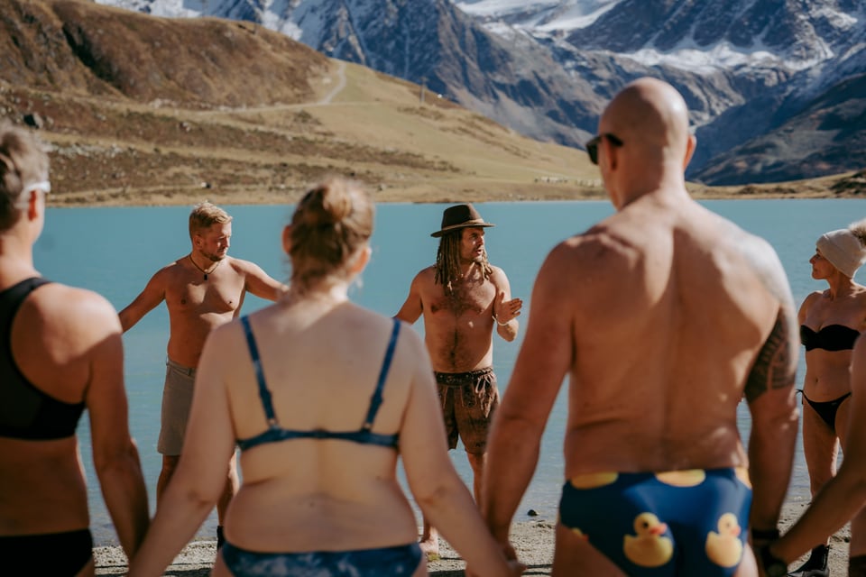 Daniel Fetz bereitet eine Gruppe am Ufer eines Gletschersees auf das Eisbaden vor