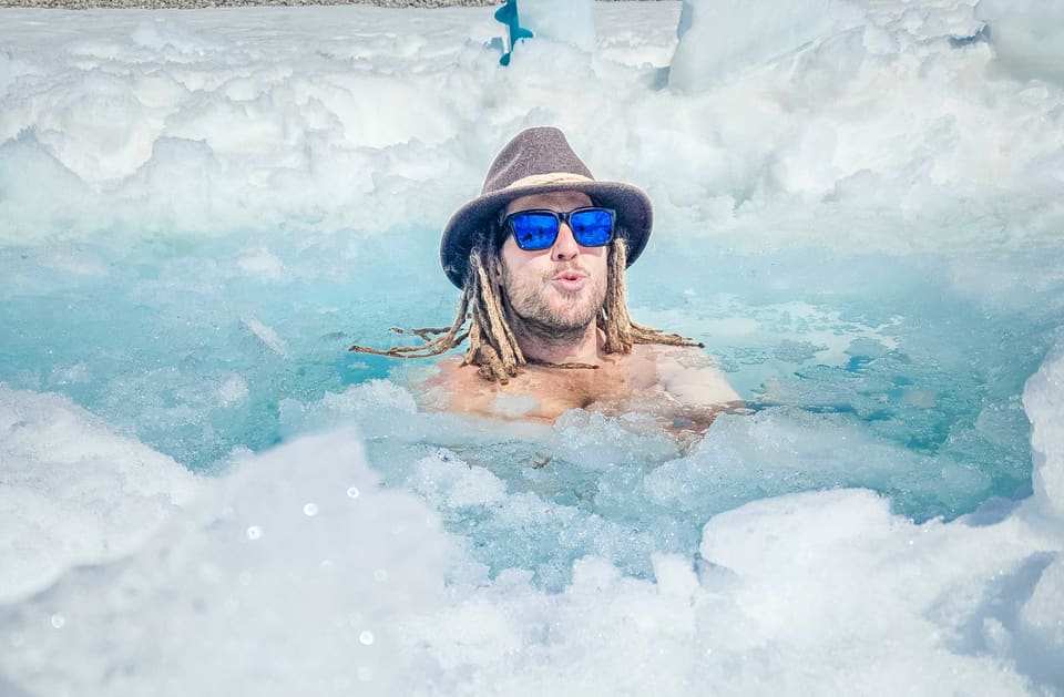 Daniel Fetzy Fetz sitzt mit Hut und Sonnenbrille in einem Eisloch auf dem Gletscher