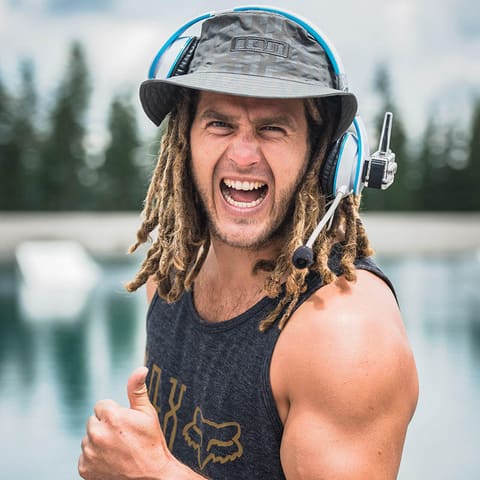 Daniel Fetzy Fetz mit Headset und Daumen nach oben am Pool