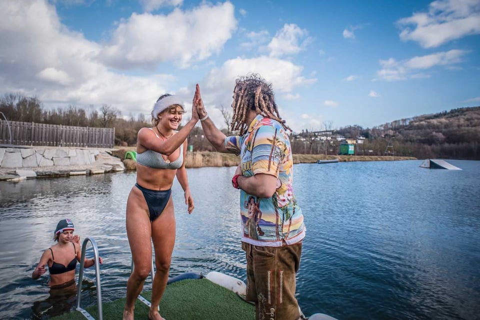 Fetzy gibt einer Teilnehmerin nach dem Eisbad am Salmsee ein High Five