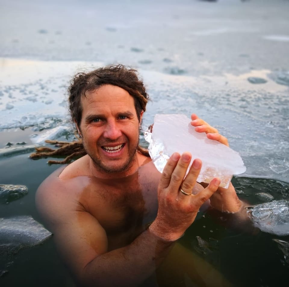 Daniel Fetzy Fetz hält in einem Eisloch einen großen Eisblock in die Kamera