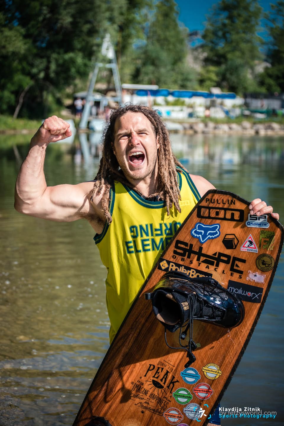 Daniel Fetzy Fetz jubelt mit einem Wakeboard am Salmsee