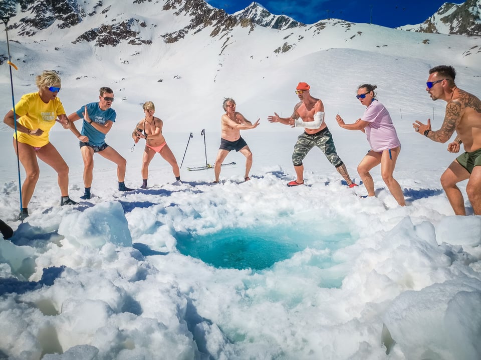 Retreatgruppe übt vor einem Eisloch auf dem Pitztaler Gletscher