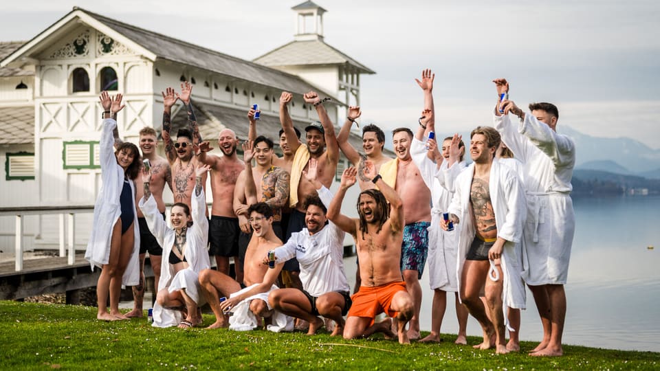 Team jubelt nach dem gemeinsamen Eisbaden am See