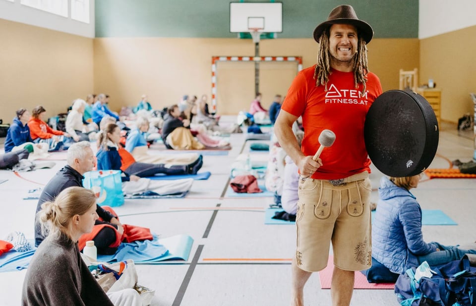 Daniel Fetz mit Gong in einer großen Turnhalle