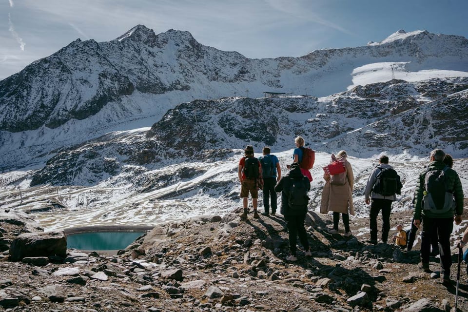 Retreatgruppe wandert durch die verschneite Gletscherlandschaft im Pitztal