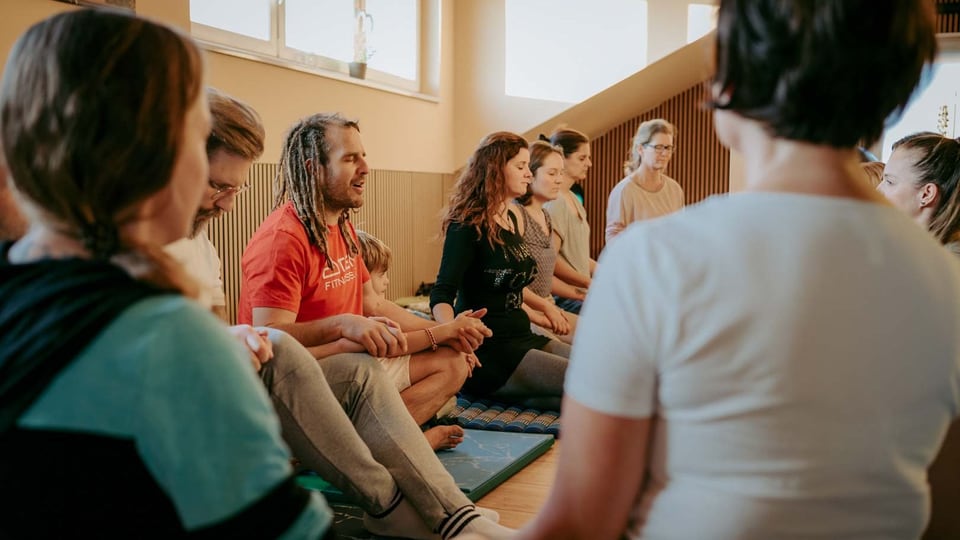 Die Ausbildungsgruppe sitzt gemeinsam im Kreis