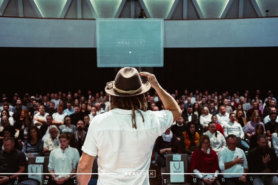Das Publikum hebt während der Keynote die Hände