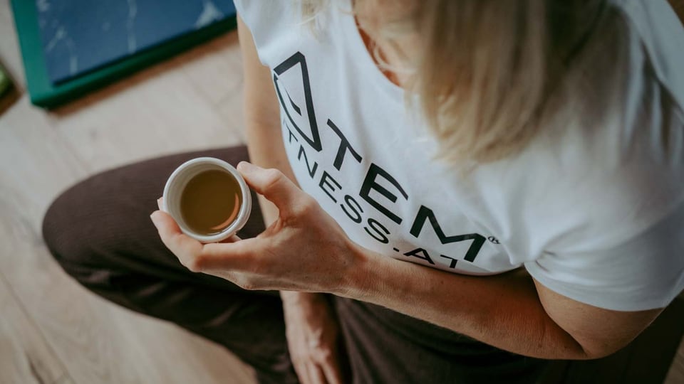 Teilnehmerin hält in einer Pause eine Tasse Tee
