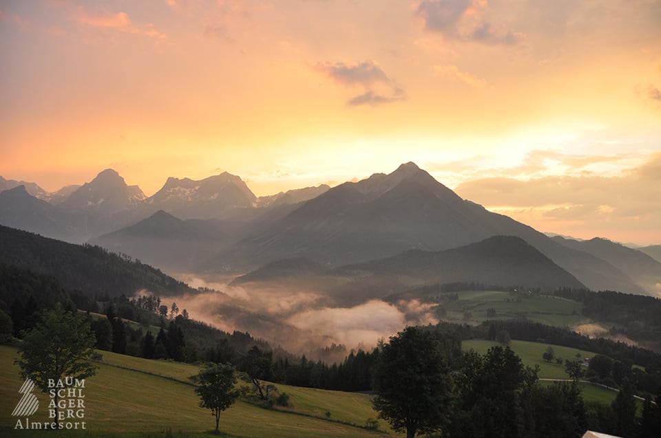 Bergpanorama über dem Stodertal bei Sonnenuntergang