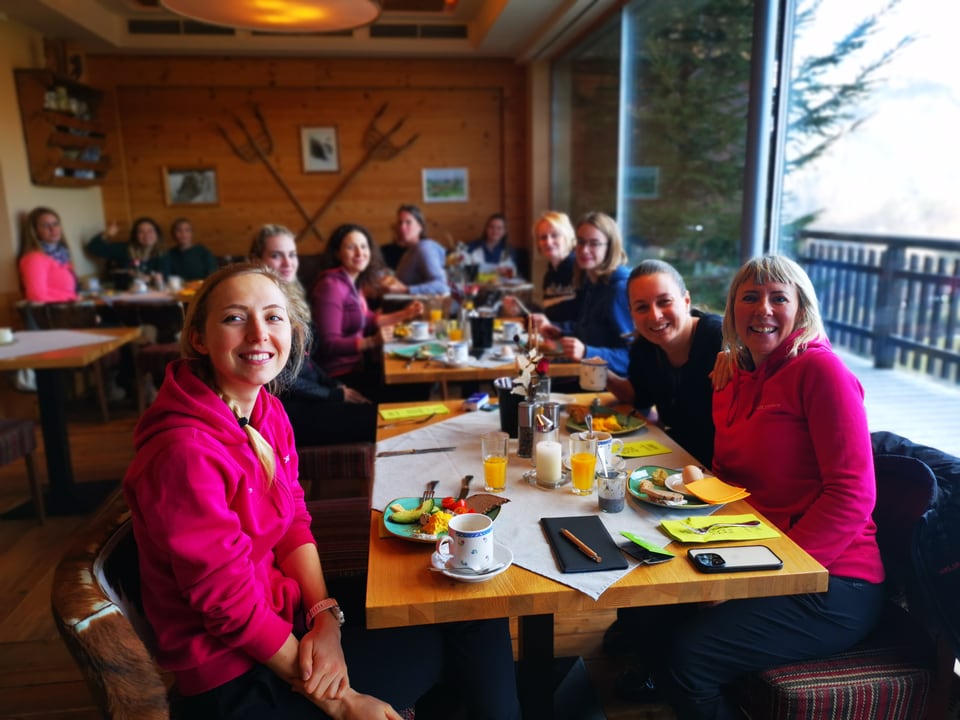 Retreatgruppe beim gemeinsamen Frühstück in Vorderstoder
