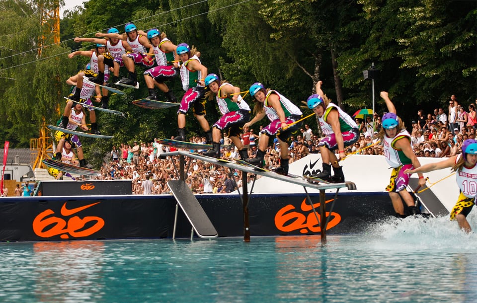 Daniel Fetzy Fetz zeigt eine Wakeboard-Sequenz über ein Rail beim Wake The Line